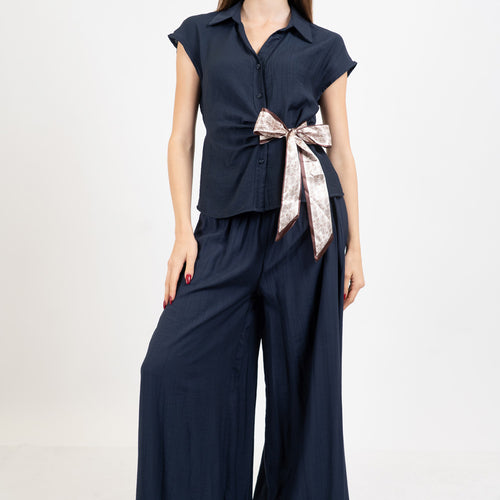 modella indossando Camicia EasyWave con fusciacca foulard in raso colore Blu Unica