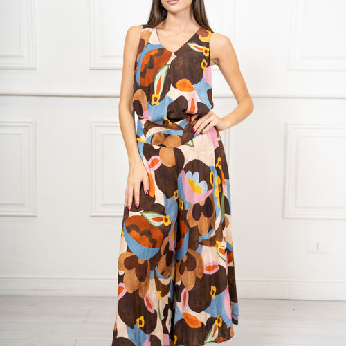 modella indossando Pantagonna Kandinsky in 100% Viscosa Made in Italy colore Marrone Unica