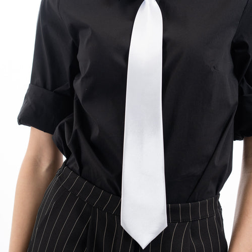 modella indossando Cravatta in raso con zip regolabile tinta unita colore Bianco Unica
