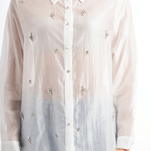 modella indossando Camicia velata con applicazioni gioiello sul collo e sul davanti colore Bianco Unica