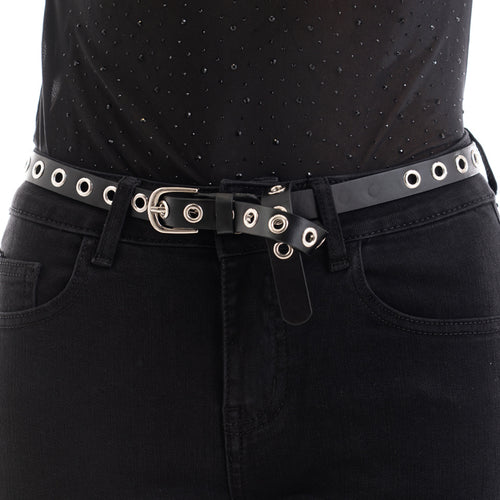 modella indossando Cintura in ecopelle con occhielli metallici regolabili colore Nero Unica