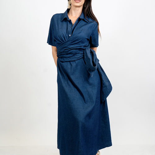 modella indossando Abito chemisier portafoglio effetto chambray colore Denim Scuro Unica