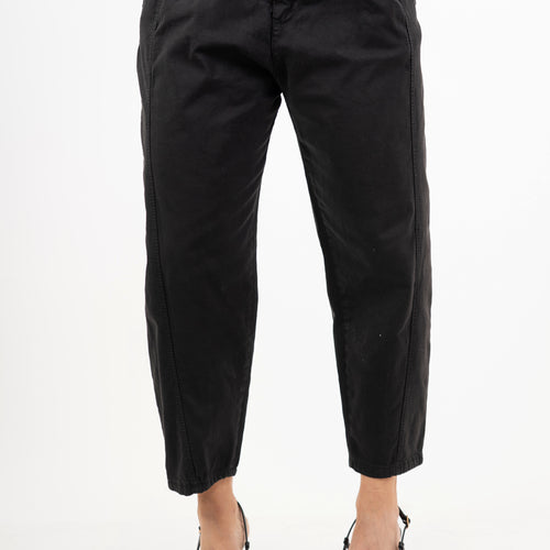 modella indossando Pantalone cropped in cotone elasticizzato nero Made in Italy colore Nero
