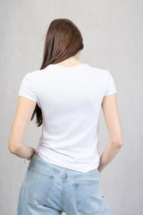 Maglia bianca in viscosa con scollo a V arricciato e dettaglio metal