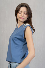 Maglia in viscosa con perle sulle spalle