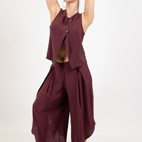 modella indossando Pantalone ampio fluido in misto viscosa colore Rosso India Unica