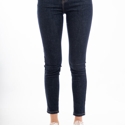 modella indossando Jeans slim dritto in cotone elasticizzato lavaggio scuro colore Denim Zero