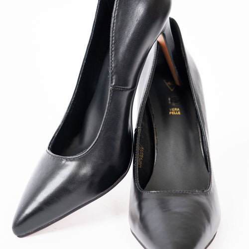 modella indossando Dècolletè in Vera Pelle con Tacco Stiletto colore Nero
