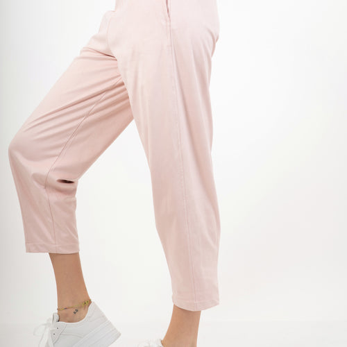 modella indossando Pantalone cropped in tessuto effetto dainetto elasticizzato colore Rosa Unica