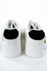 Sneakers con ciondolo laterale