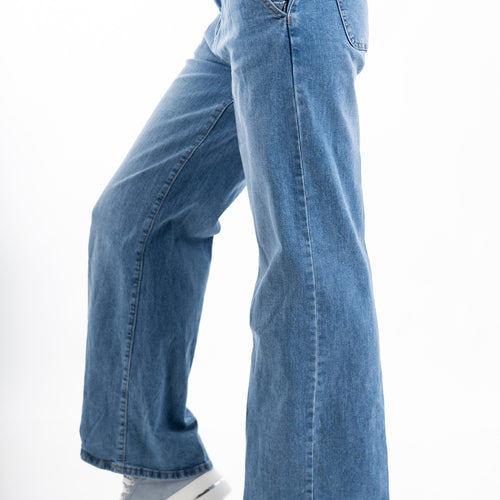 modella indossando Jeans palazzo donna a gamba larga in denim elasticizzato colore Denim Medio