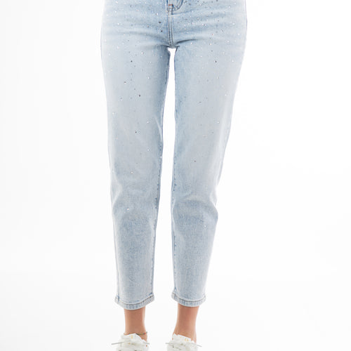 modella indossando Jeans vita alta gamba dritta con strass degradé in denim elasticizzato colore Denim Medio
