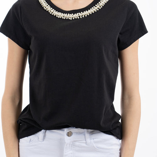 modella indossando T-shirt con colletto perle gioiello in cotone elasticizzato colore Nero Unica