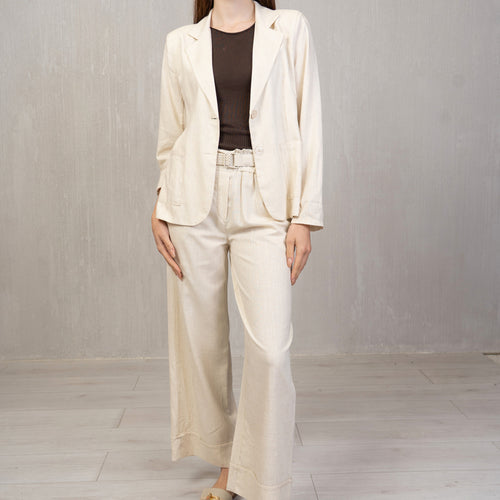 modella indossando Pantalone Lino con Cintura colore Beige