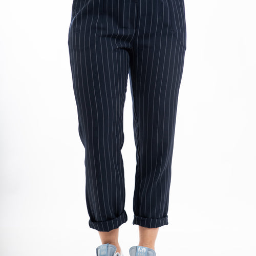 modella indossando Pantalone gessato blu con elastico in vita e risvolto regolabile colore Blu