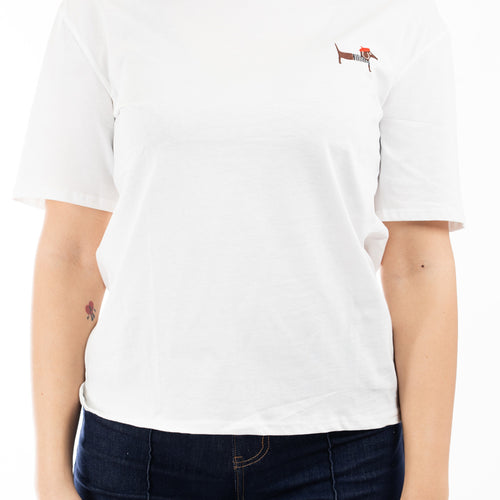 modella indossando T-shirt in cotone con ricamo bassotto Made in Italy colore Bianco Unica