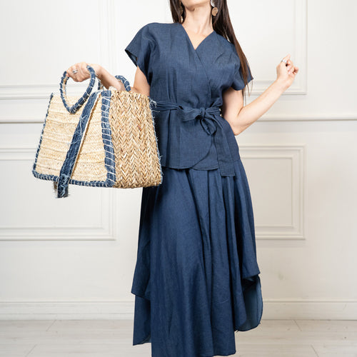 modella indossando Casacca incrociata in chambray con fusciacca colore Denim Scuro Unica