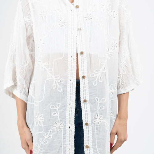 Camicia ricamata in cotone con manica a campana e dettagli crochet.
