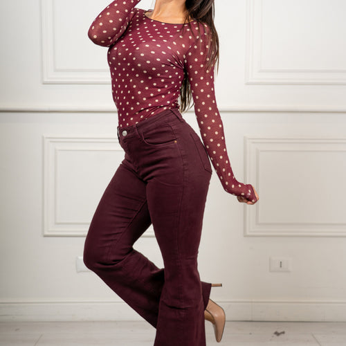 modella indossando Jeans Marlow Borgogna colore Borgogna
