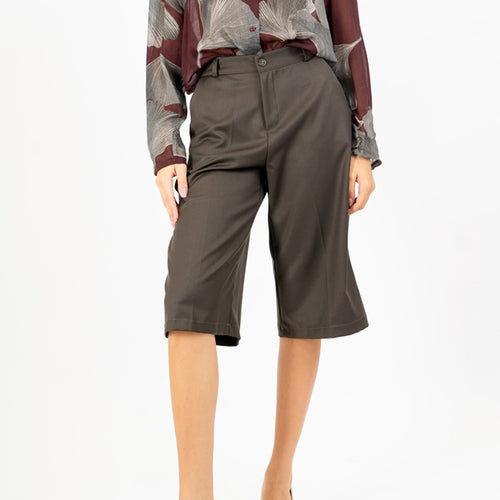 modella indossando City Chic Bermuda colore Verde Bosco