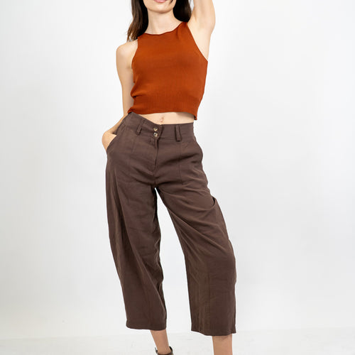 modella indossando Pantalone cropped vita alta in modal fluido colore Marrone