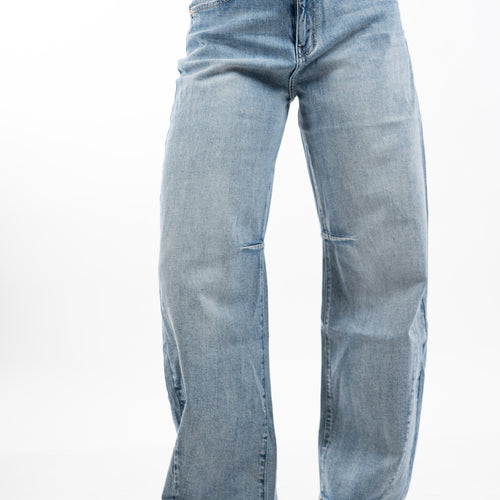 modella indossando Jeans balloon a vita alta in denim con gamba arrotondata colore Denim Medio