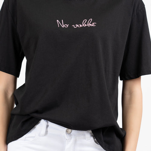 modella indossando T-shirt scritta cotone “No Vabbè” colore Nero-rosa Unica