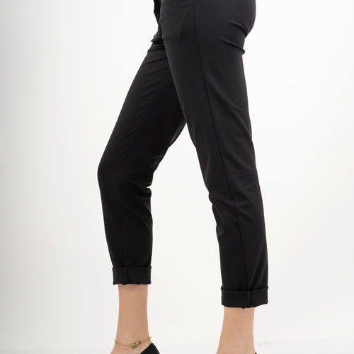 modella indossando Pantalone nero elasticizzato con risvolto in misto cotone colore Nero
