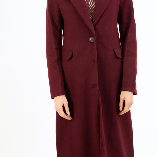 modella indossando Cappotto Wine Touch monopetto in panno colore BORDEAUX