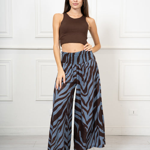 modella indossando Pantalone Palazzo Fantasia Savana Zebra in 100% Viscosa Made in Italy colore Marrone-Celeste Unica