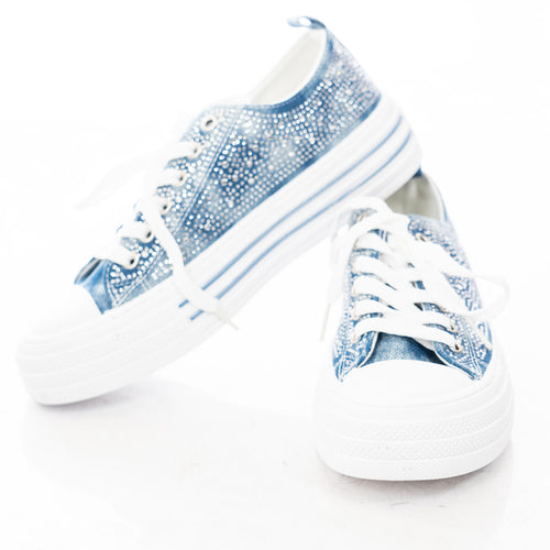 modella indossando Sneakers platform in tela denim con strass applicati colore Denim Medio