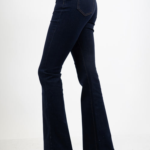 modella indossando Jeans flare a vita media in denim elasticizzato con fondo a zampa colore Denim Zero