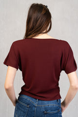 Maglia in filo viscosa con scollo a barca