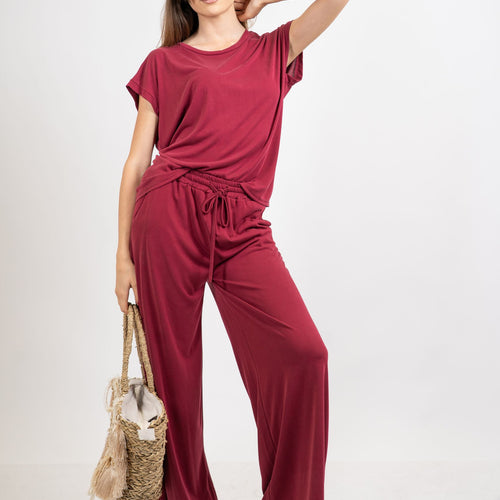 modella indossando Pantalone palazzo in viscosa elasticizzata con coulisse Made in Italy colore Rosso India Unica