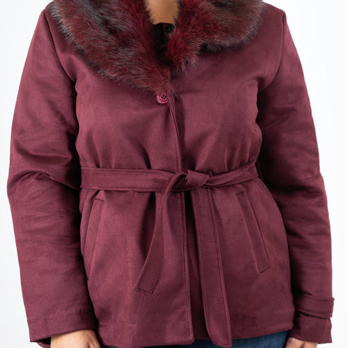 modella indossando Giacca ecocamoscio corta con collo in eco-pelliccia - Bordeaux colore