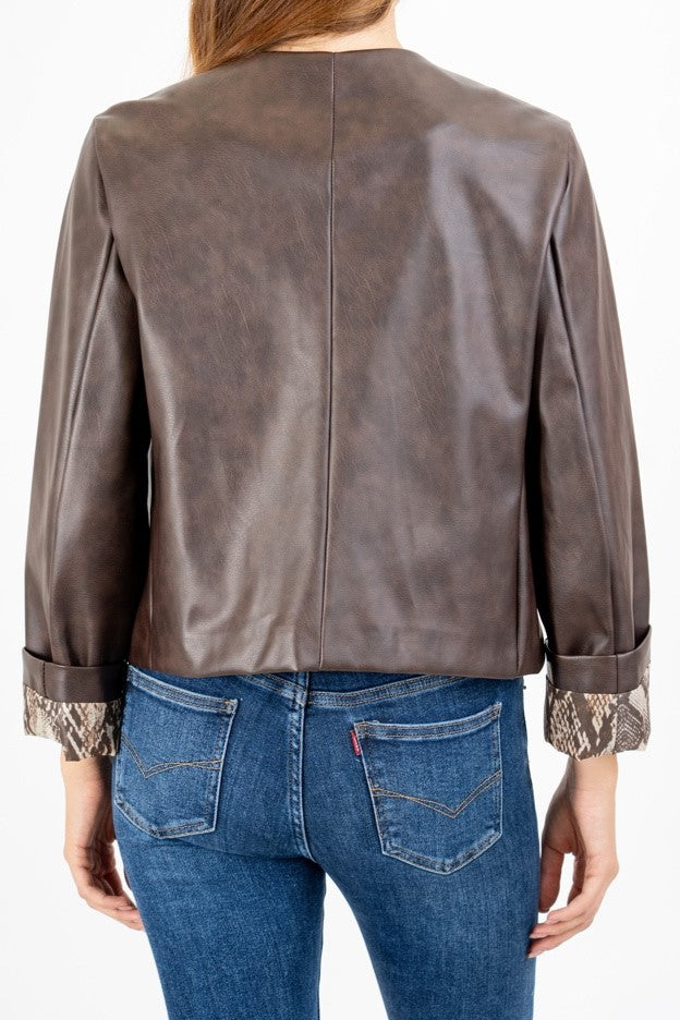 Giacca ecopelle morbida con fodera animalier.