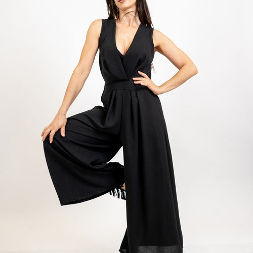 modella indossando Tuta lunga con scollo profondo e pantalone palazzo colore Nero Unica