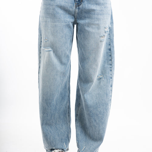 modella indossando Jeans barrel donna in cotone leggero con rotture e fondo sfrangiato colore Denim Used