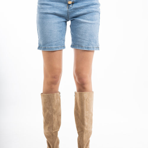 modella indossando Bermuda jeans elasticizzato con bottoni gioiello colore Denim Medio