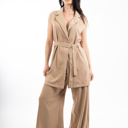 modella indossando Gilet lungo con rever e fusciacca in vita effetto naturale colore
