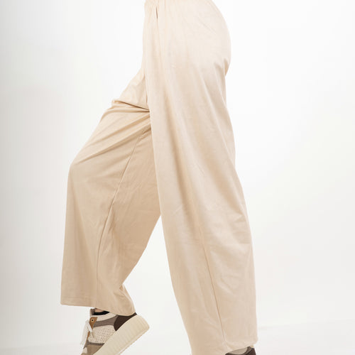 modella indossando Pantalone wide leg in tessuto effetto dainetto elasticizzato colore Beige Unica