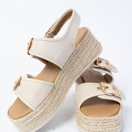 modella indossando Sandali platform con fibbie e fondo corda colore Beige