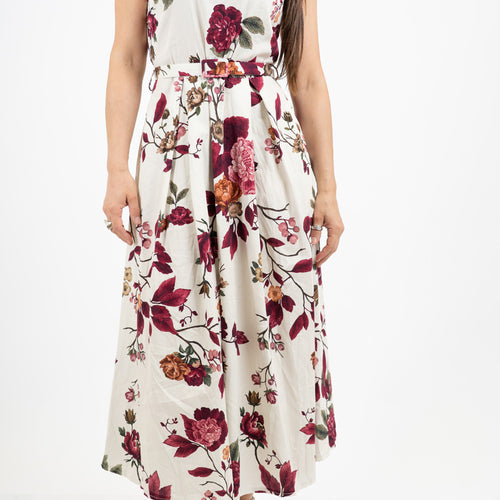 modella indossando Abito lungo floreale in cotone con cintura colore Rosso India