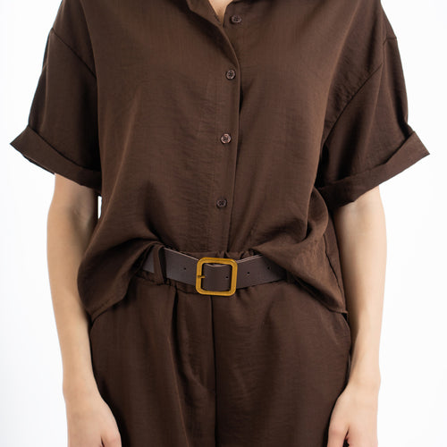 modella indossando Camicia over in viscosa effetto naturale con fondo asimmetrico colore Marrone Unica
