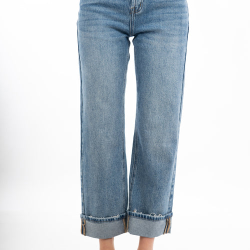 modella indossando Jeans blu straight a vita alta con risvolto in denim leggero colore Denim Medio