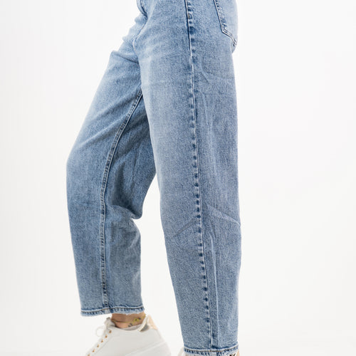 modella indossando Jeans cropped a gamba dritta con spacchetto – denim medio colore Denim Medio