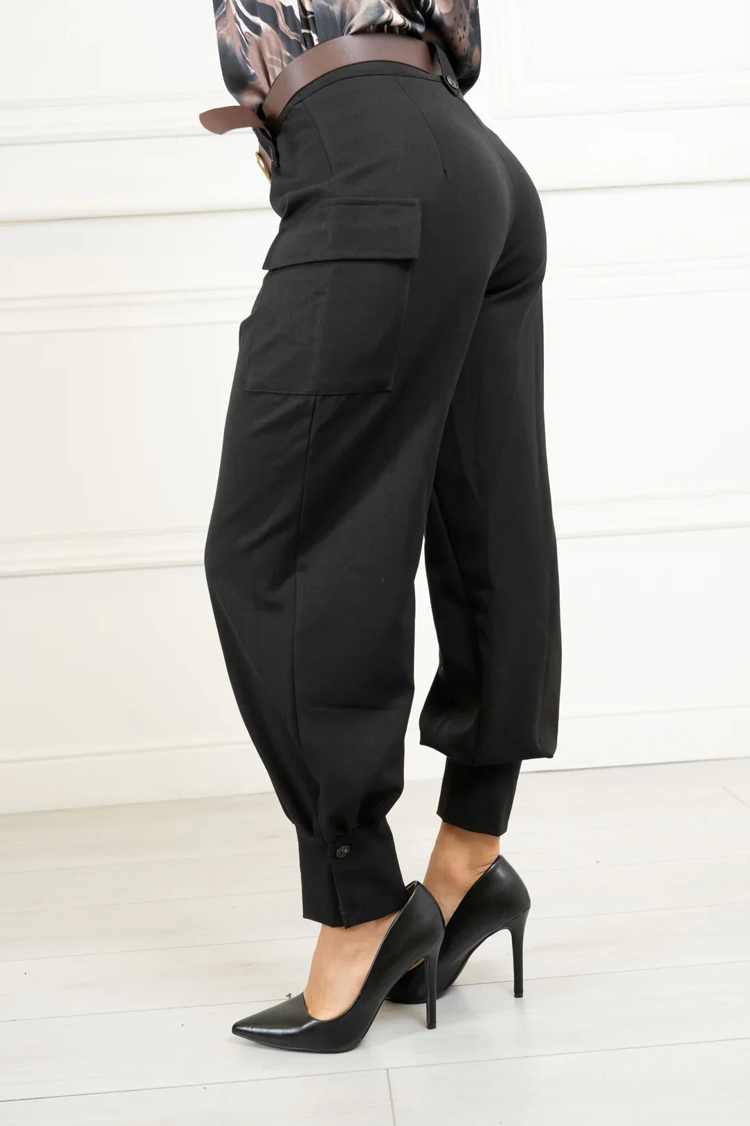 Pantalone tasconi e polso caviglia 3 bottoni