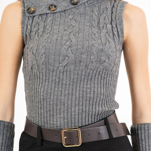 modella indossando Maglia smanicata a trecce con collo alto e bottoni laterali colore Grigio Unica