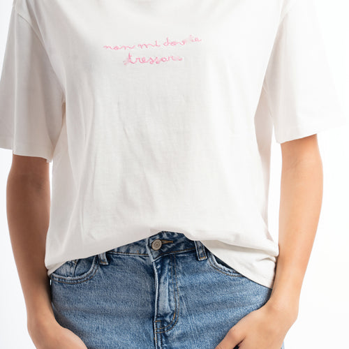 modella indossando T-shirt scritta “Non mi dovete stressare” colore Bianco-Rosa Unica