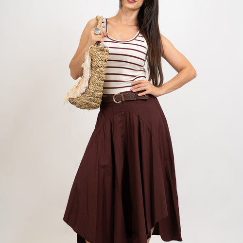 modella indossando Gonna midi a mezza ruota con cintura intrecciata colore Rosso India Unica